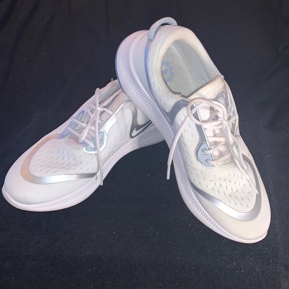 ⭐️WOMEN NIKE JOYRIDE RUNNERS SHOES ⭐️ - Picture 2 of 16